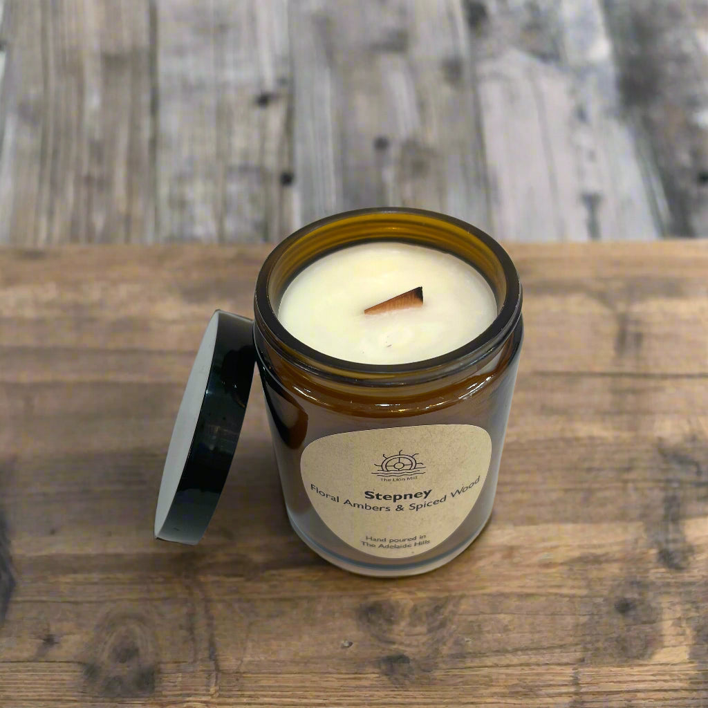 Stepney Candle - Floral, Amber & Spiced Wood
