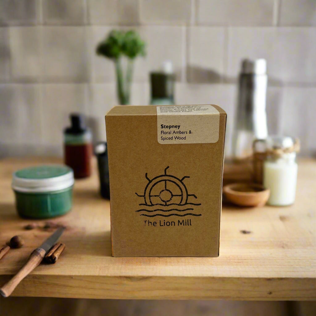 Stepney Candle - Floral, Amber & Spiced Wood